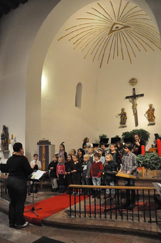 Eine stimmungsvolle Adventsmusik in St. Peter und Paul wird von der Musikschule Grünwald gestaltet. Foto: VA