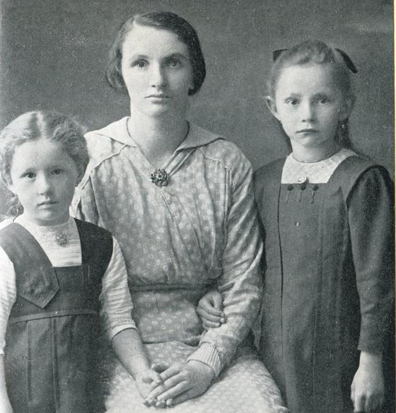 Die Dichterin Regina Ullmann mit ihren Töchtern, die beide unehelich geboren worden und bei Pflegeeltern in Feldkirchen bei München aufwuchsen. Foto: VA