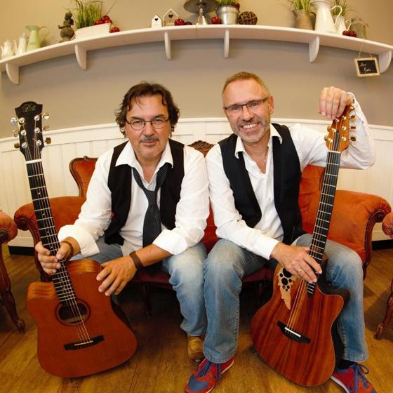 Die zwei Musiker Bernhard Lehner und Michael Strigl spielen bayerische Liedermachermusik und Austro-Pop. Foto: VA