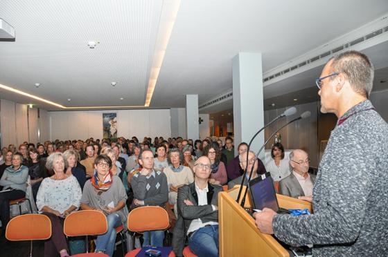 Dr. Artur Klaiber, Chefarzt der Abteilung Orthopädie und Unfallchirurgie in der Kreisklinik Ebersberg, begrüßte die Teilnehmer. Foto: sf/kk