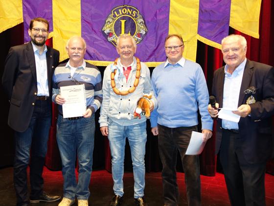 Die Gewinner vom letzten Jahr (v.l.n.r.): Dr. Harald Leonpacher (Präsident Lions Club), Heinz Tschernoster, Erhard Seidl, Paul Daffner, Alois Knürr (Lions Club). Foto: Guido Breuer