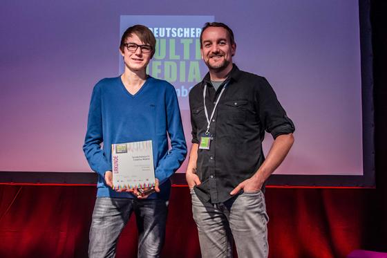 Felix Mittermeier (li.) mit der Preisträgerurkunde, zusammen mit Thomas Haas vom Deutschen Kinder- und Jugendfilmzentrum. Foto: Steffen Haas