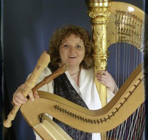 Die Harfenistin Petra Leipold-Huter erzählt über die Harfe und lässt sie im Gemeindesaal der Petrigemeinde erklingen. Foto: VA