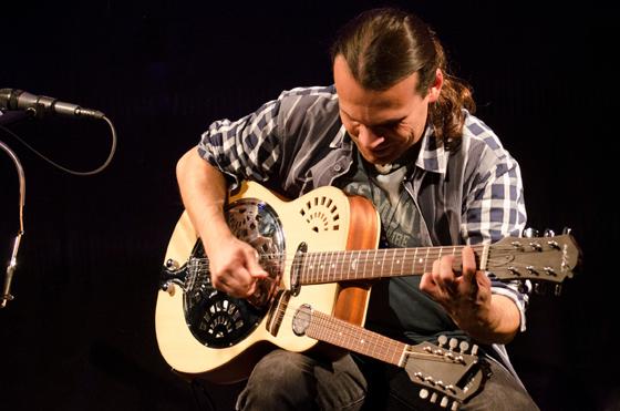 Der Züricher Attila Vural ist schon seit den frühen neunziger Jahren Solo mit seiner Gitarre unterwegs. Foto: VA