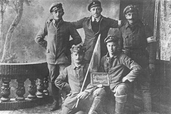 Die aus Frauenneuharting stammenden Freikorpsler, die am 1. Mai 1919 Rudolf Egelhofer, den Kommandanten der Roten Armee, verhafteten. Foto: Museum der Stadt Grafing