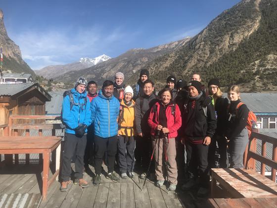 Acht Schüler haben im Oktober zusammen mit zwei Moosacher Lehrkräften die Partnerschulen in Nepal besucht. Dies ganze geschah im Rahmen des Wahlunterrichts Lernen im Leben - Wir helfen in Nepal. Foto: VA