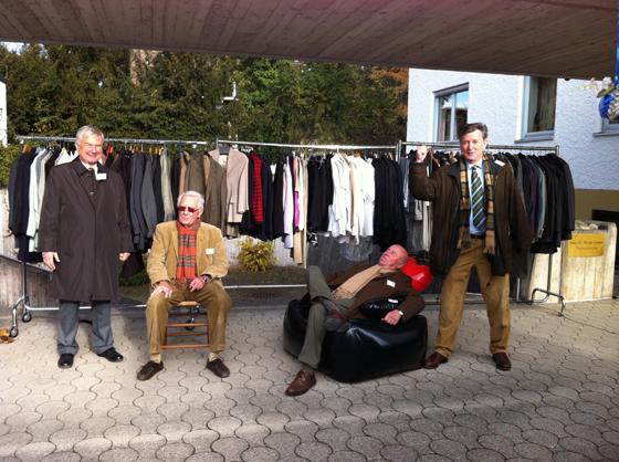 Die Mitglieder des Lions Clubs München-Geiselgasteig zeigen hier, wie elegant man sich auf dem Basar einkleiden kann. Foto: Lions Club