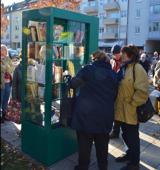 Die Einweihung des "Offenen Bücherschranks" in Berg am Laim, lockte viele Interessierte auf den Grünen Markt an der Baumkirchner Straße. Foto: VA