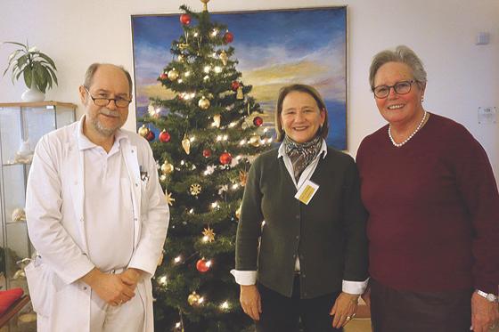 Dr. Hans Pohlmann, Gräfin von Plettenberg, Gräfin zu Münster hoffen auf viele Besucher beim Weihnachtsbasar. Foto: hw