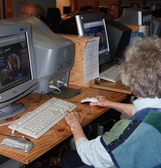 Von Jugendlichen lernen können Senioren in Sachen Internet. Foto: KJR