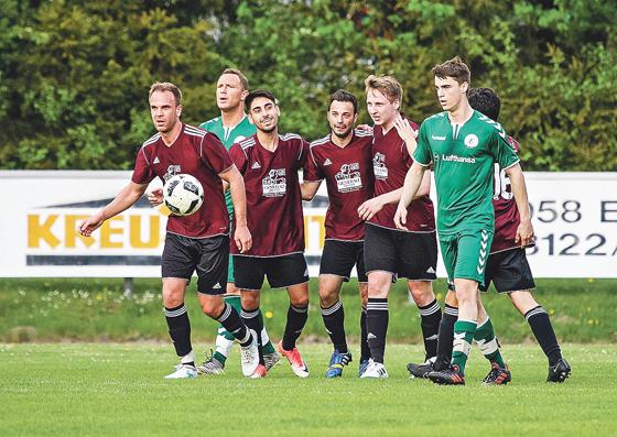 Der SV Nord Lerchenau (rot) ist seit sechs Partien ohne Niederlage. Der Punktgewinn am   Wochenende in Markt Indersdorf war allerdings glücklich.	Foto: Christian Riedel