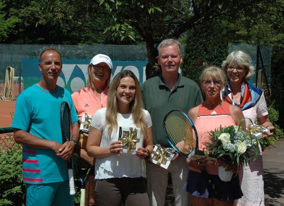 Bürgermeister Jan Neusiedl gratuliert Mannschaftsführerin Rita Jaenichen und dem 2. Vorstand Melanie Elter. Foto: Tennis Club Grünwald