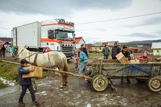 Auch letzten Winter waren die Johanniter-Weihnachtstrucker wieder in vielen Dörfern in Albanien, Bosnien, Rumänien und in die Ukraine unterwegs, um bedürftige Menschen mit einem Hilfspaket zu unterstützen. Foto: Johanniter
