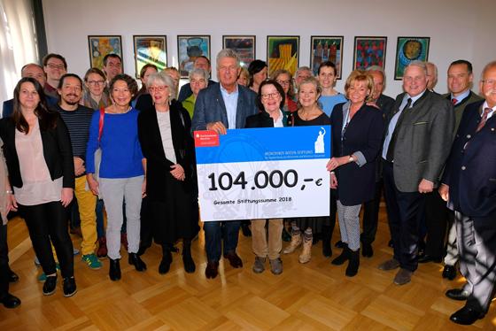 Die Gesamtsumme von 104.000 Euro wurde auf Projekte von Vereinen wie die Münchner Tafel, Horizont e.V. sowie einige Schulprojekte verteilt. Foto: Robert Bösl