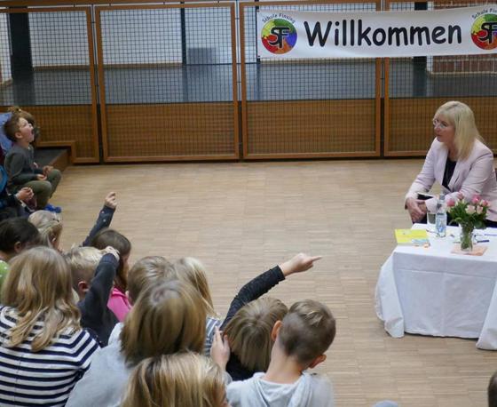 Vorlesen, zuhören, mitmachen: Ulrike Scharf beim Vorlesetag in der Grundschule Finsing. Foto: Büro Ulrike Scharf