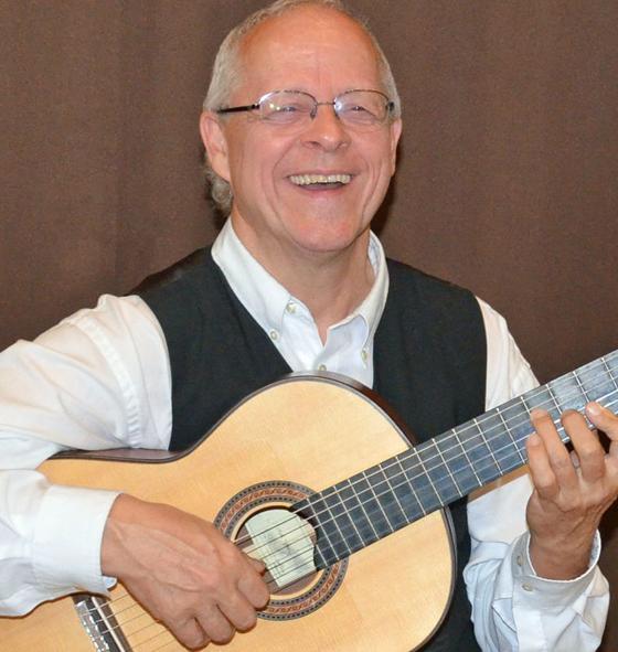Hans Wax begleitet sich bei seinem Vortrag über Stadttürme selbst auf der Gitarre. Foto: VA