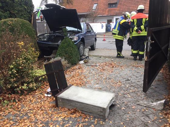 Ein 18-jähriger Autofahrer verlor die Kontrolle über sein Auto und blieb damit an einer kleinen Mauer hängen. Foto: FFW Neubiberg