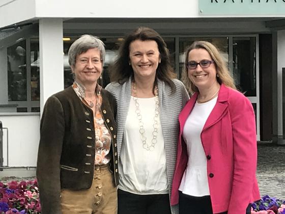 Renate Kreuzer, Dr. Truiken j. Heydn und Kirsten Raithel (v .l.) von den Network Women Grünwald sind seit zehn Jahren engagiert im Einsatz für ihren Verein. Foto: hw