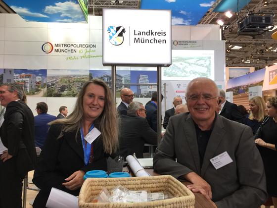 Iris Hagen (links) und Otto Madejczyk beide im Bereich Wirtschaftsförderung in der Gemeinde Grasbrunn tätig. Foto: privat