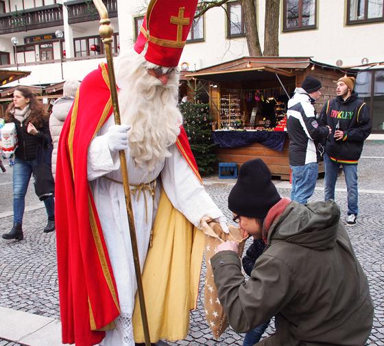 Am 2. Adventswochenende findet am Rathausplatz in Grünwald ein stimmungsvoller Adventsmarkt statt. Foto: Freunde Grünwalds