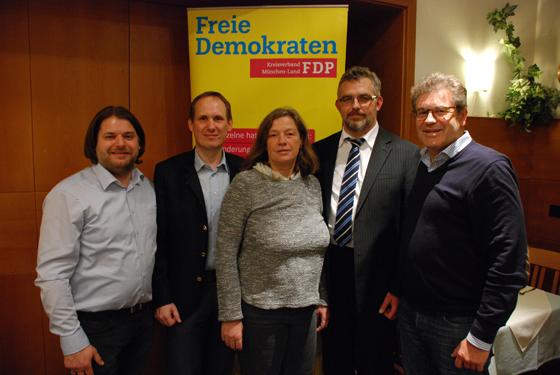 Michael Ritz (5. v. l.) und Thomas Jännert (1. v. l.) gratulieren dem neu gewählten Ortsvorstand der FDP Haar, Dr. Peter Siemsen (2. v. l.), Dr. Gabriela Berg (3. v. l.) und Christian Franz (4. v. l.). Foto: oh