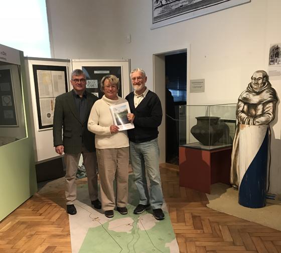 Der Vorsitzende des Fördervereins des Heimatmuseums präsentiert mit den beiden Autoren: Gertraud und Hans-Peter Schubert das Buch über den Hachinger Bach. Foto: hw