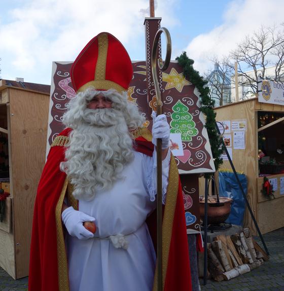 Auch der Nikolaus hat sein Kommen beim Ottobrunner Christkindlmarkt zugesagt. Für Kinder gibt es ein tolles Programm zum Mitmachen. Foto: hw