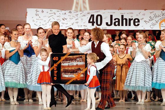 Ballettschulleiterin Marcella Weber (in schwarz) inmitten ihrer begeisterten Schüler nach einer gelungenen Aufführung.	 Foto: Claus Schunk