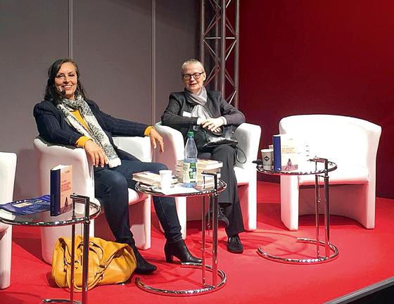 Ruth Eder (l.) und ihre Verlegerin Karin Timme bei der Frankfurter Buchmesse, auf der Eder eine Lesung hielt.	F.: privat