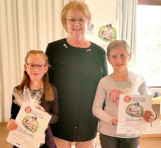 Zweite Bürgermeisterin Monika Modrow-Lange gratulierte den Leseköniginnen Eva Wimmer (l.) und Magdalena Siegert.	Foto: privat