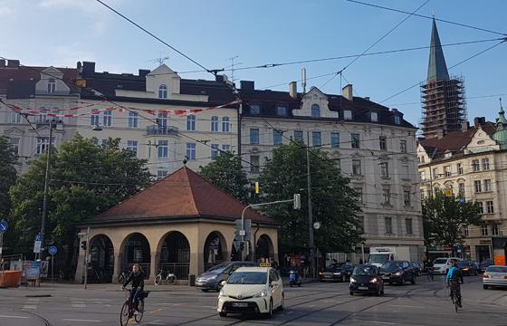 Am Max-Weber-Platz in Haidhausen treffen sich einige Linien des ÖPNV. Über die Zukunft von U-Bahn, Bus und Tram möchte die Stadt mit den Bürgern ins Gespräch kommen. Foto: bs