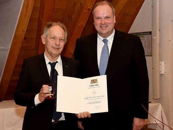 Walter Schlund wurde für 40 Jahre Dienst für das Bayerische Rote Kreuz von Landrat Christoph Göbel ausgezeichnet. Foto: VA