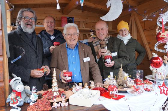 Gut gelaunt präsentierte die Mitglieder des Lions Clubs München-Geiselgasteig ihre Waren beim Basar. Am kommenden Wochenende bieten sie wieder Plätzchen und Marmeladen beim Advent am Rathaus an. F.: hw