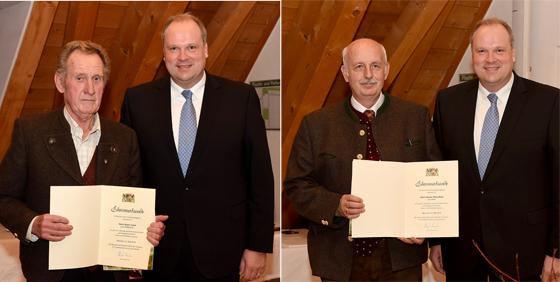 Josef Soyer (l.) wurde für sein 25-jähriges Engagment als Feldgeschworener von Landrat Christoph Göbel ausgezeichnet. Hans-Peter Siebler (Foto links: links) wurde ebenfalls für seine verdienstvolle Tätigkeit als Feldgeschworener geehrt. F.: VA