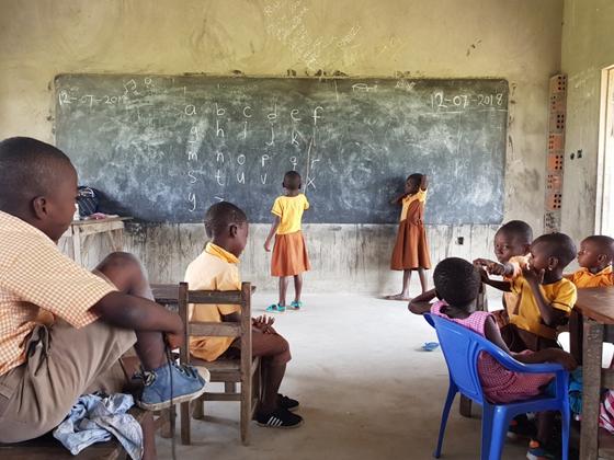 Die Kinder in Mafi Dadoboe freuen sich schon jetzt, wenn die Wände des Kindergartens bunt werden. Foto: privat