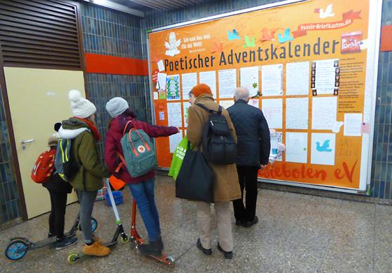 Vom 4. bis zum 28. Dezember dient dieses Plakat im U-Bahnhof Silberhornstraße den Passanten als poetischer Adventskalender. Foto: Poesieboten
