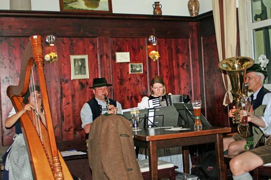 Im Anzinger Forsthof wird noch traditionelle, bayerische Stubenmusik gespielt. Foto: Otto Hartl