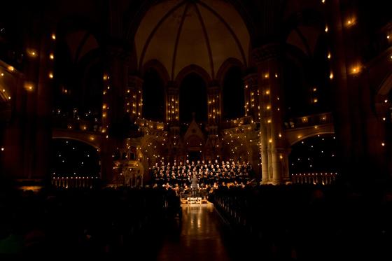 Licht und Klang verschmelzen beim Konzert in St. Lukas. Foto: VA