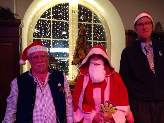 Vorsitzender Martin Angerstorfer, Sigrid Kabis und Fahnenträger Bernd Keil bei der Weihnachtsfeier. Foto: privat