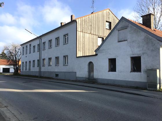 Die alte Geltinger Schule in der Markt Schwabener Straße wird renoviert und dann von Vereinen genutzt. Direkt nebenan entsteht ein Neubau mit acht Mietwohnungen. Foto: bs