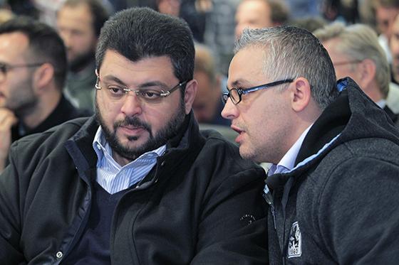 Erklären sich: Investor Hasan Ismaik und Übersetzer Mutaz Sabbagh. Foto: Anne Wild