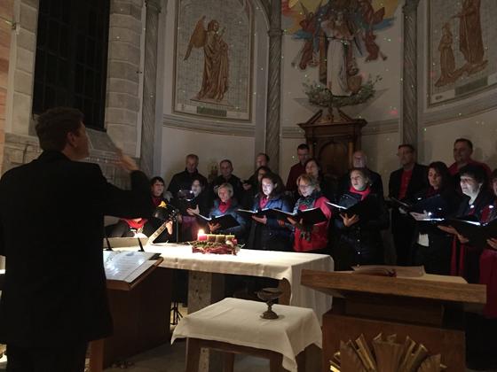 Der Chor Undique begleitet die Adventsandacht mit himmlischen Tönen. Foto: VA