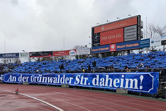 In großer Zahl in Köln: Gästefans vom TSV 1860 München. Foto: Anne Wild