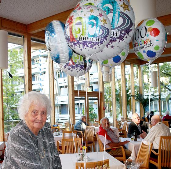 Henriette Krokow mit ihren Geburtstagsluftballons. 	Foto: privat