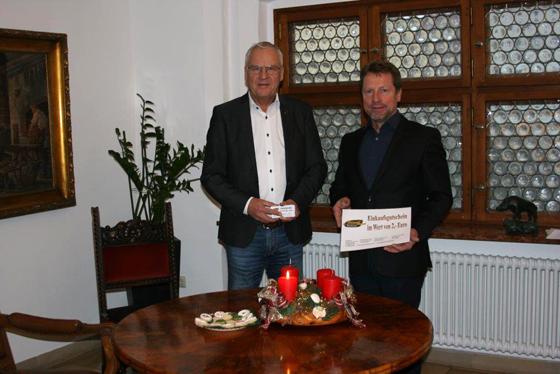 Bürgermeister Walter Brilmayer und Bäcker Martin Freundl (v. li.) mit über 250 Einkaufsgutscheinen. Foto: VA