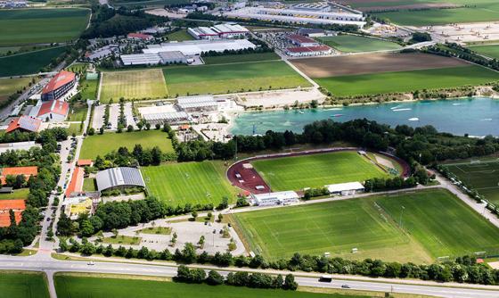 Das neue Aschheimer Gymnasium soll im Süden der Gemeinde gebaut werden, neben Sportpark und St.-Emmeram-Realschule (oben links). Foto: Raupach, CC BY-SA 3.0