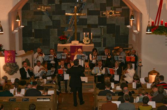 Posaunenchor der evangelischen Friedenskirche spielt Weihnachts- und Adventslieder. Foto: VA
