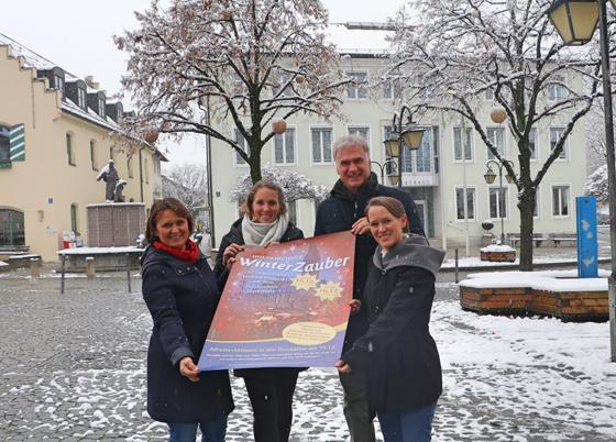 Ingrid Huber, Eva-Maria Schmitz, Olaf von Löwis und Judith Heimerl (v.l.) freuen sich über viele Besucher beim Holzkirchner WinterZauber, der am kommenden Wochenende stattfindet. Foto: VA