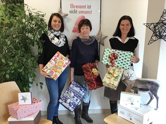 Elke Meßner, Christa Baron und Elke Schiller freuen sich noch über weitere Päckchen, die für Menschen in Not abgegeben werden. Foto: Heike Woschee