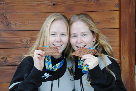 Die beiden Weltmeisterinnen Sarah und Sabrina Gschoßmann präsentieren stolz ihre Bronze-Medaillen. Foto: Horst Gschoßmann